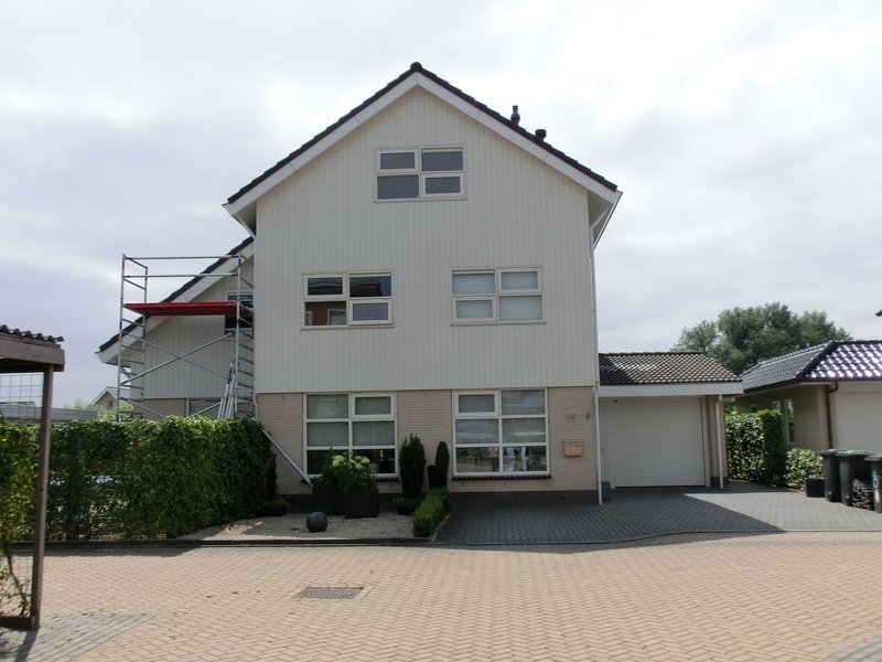 Steiger tegen een woning tijdens buitenschilderwerk in Etten-Leur.